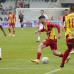 18.09.2022. Kielce. 10. kolejka PKO Ekstraklasy: Korona Kielce - Górnik Zabrze. Na zdjęciu (w środku): Jakub Łukowski; (z prawej): Bartosz Śpiączka / Fot. Wiktor Taszłow – Radio Kielce