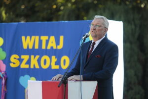 01.09.2022. Kielce. Inauguracja nowego roku szkolnego w Szkole Podstawowej nr 13. Na zdjęciu: Stanisław Janusiński - dyrektor SP 13 w Kielcach / Fot. Wiktor Taszłow - Radio Kielce