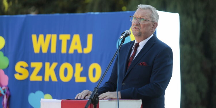 01.09.2022. Kielce. Inauguracja nowego roku szkolnego w Szkole Podstawowej nr 13. Na zdjęciu: Stanisław Janusiński - dyrektor SP 13 w Kielcach / Fot. Wiktor Taszłow - Radio Kielce