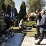 01.09.2022. Szałas. Powiatowe uroczystości 83. rocznicy napaści Niemiec na Polskę. Na zdjęciu (od lewej): Mirosław Gębski - starosta kielecki i Mieczysław Gębski - radny Sejmiku Województwa Świętokrzyskiego / Fot. Wiktor Taszłow - Radio Kielce