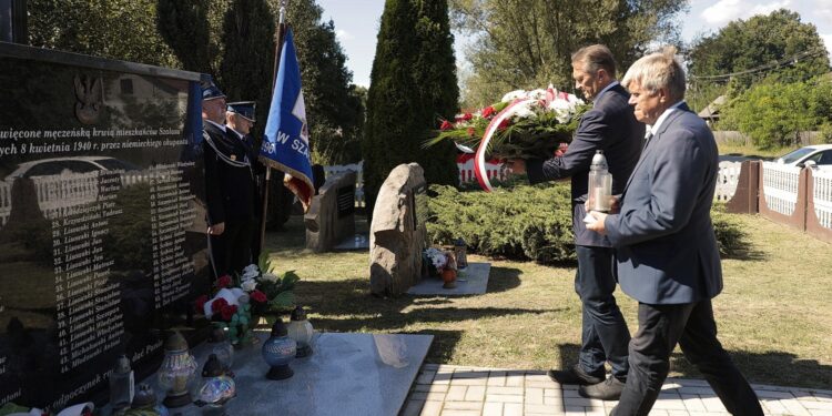 01.09.2022. Szałas. Powiatowe uroczystości 83. rocznicy napaści Niemiec na Polskę. Na zdjęciu (od lewej): Mirosław Gębski - starosta kielecki i Mieczysław Gębski - radny Sejmiku Województwa Świętokrzyskiego / Fot. Wiktor Taszłow - Radio Kielce