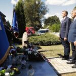 01.09.2022. Szałas. Powiatowe uroczystości 83. rocznicy napaści Niemiec na Polskę. Na zdjęciu (od lewej): Mirosław Gębski - starosta kielecki i Mieczysław Gębski - radny Sejmiku Województwa Świętokrzyskiego / Fot. Wiktor Taszłow - Radio Kielce