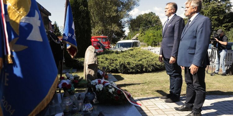 01.09.2022. Szałas. Powiatowe uroczystości 83. rocznicy napaści Niemiec na Polskę. Na zdjęciu (od lewej): Mirosław Gębski - starosta kielecki i Mieczysław Gębski - radny Sejmiku Województwa Świętokrzyskiego / Fot. Wiktor Taszłow - Radio Kielce