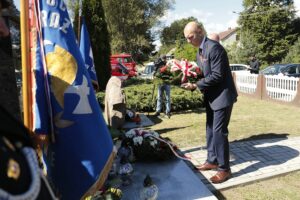 01.09.2022. Szałas. Powiatowe uroczystości 83. rocznicy napaści Niemiec na Polskę. Na zdjęciu (po prawej); Wojciech Ślefarski - wójt zagnańska / Fot. Wiktor Taszłow - Radio Kielce