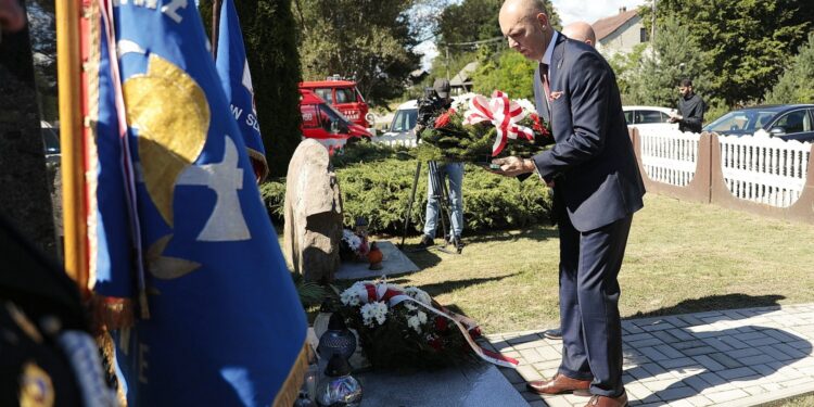 01.09.2022. Szałas. Powiatowe uroczystości 83. rocznicy napaści Niemiec na Polskę. Na zdjęciu (po prawej); Wojciech Ślefarski - wójt zagnańska / Fot. Wiktor Taszłow - Radio Kielce