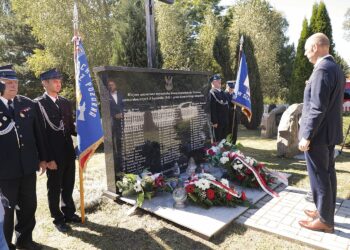 01.09.2022. Szałas. Powiatowe uroczystości 83. rocznicy napaści Niemiec na Polskę. Na zdjęciu (po prawej); Wojciech Ślefarski - wójt zagnańska / Fot. Wiktor Taszłow - Radio Kielce