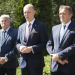 01.09.2022. Szałas. Powiatowe uroczystości 83. rocznicy napaści Niemiec na Polskę. Na zdjęciu (od lewej): Mieczysław Gębski - radny Sejmiku Województwa Świętokrzyskiego, Wojciech Ślefarski - wójt Zagnańska i Mirosław Gębski - starosta kielecki / Fot. Wiktor Taszłow - Radio Kielce