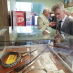 01.09.2022. Kielce, WDK. Wystawa „Okruchy Historii". Na zdjęciu senator Krzysztof Słoń. / Fot. Wiktor Taszłow - Radio Kielce.