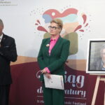 02.09.2022. Kielce. Otwarcie II Herling-Grudziński Festiwal i nadanie imienia Jerzego Pilcha Miejskiej Bibliotece Publicznej. Na zdjęciu (od lewej): Zbigniew Koniusz – wojewoda świętokrzyski, Anna Żmudzińska – dyrektor Miejskiej Biblioteki Publicznej w Kielcach