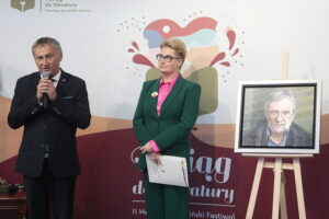 02.09.2022. Kielce. Otwarcie II Herling-Grudziński Festiwal i nadanie imienia Jerzego Pilcha Miejskiej Bibliotece Publicznej. Na zdjęciu (od lewej): Zbigniew Koniusz – wojewoda świętokrzyski, Anna Żmudzińska – dyrektor Miejskiej Biblioteki Publicznej w Kielcach