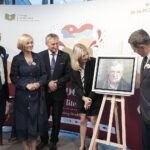 02.09.2022. Kielce. Otwarcie II Herling-Grudziński Festiwal i nadanie imienia Jerzego Pilcha Miejskiej Bibliotece Publicznej. Na zdjęciu (od lewej): Marcin Chłodnicki – zastępca prezydenta Kielc, Renata Janik – wicemarszałek, Zbigniew Koniusz – wojewoda świętokrzyski, Kinga Strzelecka-Pilch, Jarosław Karyś - przewodniczący kieleckiej rady miasta