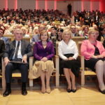 19.09.2022. Kielce. Uroczysta inauguracja roku akademickiego Uniwersytetów Trzeciego Wieku. Na zdjęciu (od lewej): Jacek Semaniak - prezes GUM, Andrzej Bętkowski - marszałek województwa świętokrzyskiego, Anna Krupka - wiceminister sportu i turystyki, Renata Janik – wicemarszałek województwa świętokrzyskiego, Bożena Szczypiór – zastępca prezydenta Kielc, Robert Jaworski - burmistrz miasta i gminy Chęciny / Fot. Wiktor Taszłow – Radio Kielce