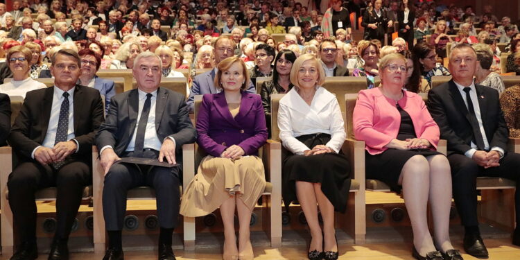 19.09.2022. Kielce. Uroczysta inauguracja roku akademickiego Uniwersytetów Trzeciego Wieku. Na zdjęciu (od lewej): Jacek Semaniak - prezes GUM, Andrzej Bętkowski - marszałek województwa świętokrzyskiego, Anna Krupka - wiceminister sportu i turystyki, Renata Janik – wicemarszałek województwa świętokrzyskiego, Bożena Szczypiór – zastępca prezydenta Kielc, Robert Jaworski - burmistrz miasta i gminy Chęciny / Fot. Wiktor Taszłow – Radio Kielce