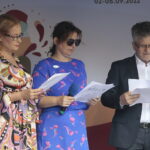 03.09.2022. Kielce. Plac Artystów. Narodowe czytanie. Na zdjęciu (od lewej): Ewa Chabielska - dyrektor Wzgórza Zamkowego, Daria Dyktyńska - dyrektor Muzeum Zabawy i Zabawek w Kielcach, Krzysztof Słoń - senator