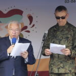 03.09.2022. Kielce. Plac Artystów. Narodowe czytanie. Na zdjęciu (od lewej): Krzysztof Lipiec - poseł, ppłk Artur Litwinek - dowódca 101. Batalionu Lekkiej Piechoty 10. Świętokrzyskiej Brygady Obrony Terytorialnej