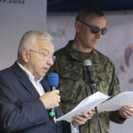 03.09.2022. Kielce. Plac Artystów. Narodowe czytanie. Na zdjęciu (od lewej): Krzysztof Lipiec - poseł, ppłk Artur Litwinek - dowódca 101. Batalionu Lekkiej Piechoty 10. Świętokrzyskiej Brygady Obrony Terytorialnej
