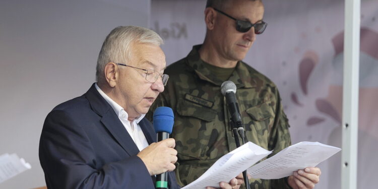 03.09.2022. Kielce. Plac Artystów. Narodowe czytanie. Na zdjęciu (od lewej): Krzysztof Lipiec - poseł, ppłk Artur Litwinek - dowódca 101. Batalionu Lekkiej Piechoty 10. Świętokrzyskiej Brygady Obrony Terytorialnej