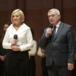 19.09.2022. Kielce. Uroczysta inauguracja roku akademickiego Uniwersytetów Trzeciego Wieku. Na zdjęciu (od lewej): Renata Janik – wicemarszałek województwa świętokrzyskiego, Andrzej Bętkowski - marszałek województwa świętokrzyskiego / Fot. Wiktor Taszłow – Radio Kielce