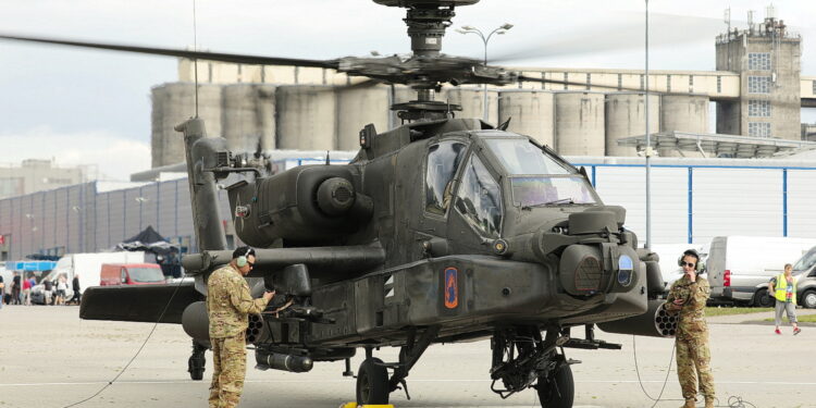 Kielce. 30. Międzynarodowy Salonu Przemysłu Obronnego w Kielcach. Śmigłowiec szturmowy Boeing AH-64 Apache / Fot. Wiktor Taszłow - Radio Kielce