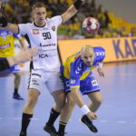 03.09.2022. Kielce. Mecz Łomża Industria Kielce - Piotrkowianin Piotrków Trybunalski. Na zdjęciu (z prawej): Artsem Karalek / Fot. Wiktor Taszłow - Radio Kielce