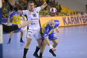 03.09.2022. Kielce. Mecz Łomża Industria Kielce - Piotrkowianin Piotrków Trybunalski. Na zdjęciu (z prawej): Artsem Karalek / Fot. Wiktor Taszłow - Radio Kielce