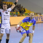 03.09.2022. Kielce. Mecz Łomża Industria Kielce - Piotrkowianin Piotrków Trybunalski. Na zdjęciu (z prawej): Artsem Karalek / Fot. Wiktor Taszłow - Radio Kielce