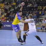 03.09.2022. Kielce. Mecz Łomża Industria Kielce - Piotrkowianin Piotrków Trybunalski. Na zdjęciu (z lewej): Alex Dujszebajew / Fot. Wiktor Taszłow - Radio Kielce