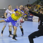 03.09.2022. Kielce. Mecz Łomża Industria Kielce - Piotrkowianin Piotrków Trybunalski. Na zdjęciu (w środku): Artsem Karalek / Fot. Wiktor Taszłow - Radio Kielce