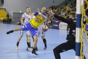 03.09.2022. Kielce. Mecz Łomża Industria Kielce - Piotrkowianin Piotrków Trybunalski. Na zdjęciu (w środku): Artsem Karalek / Fot. Wiktor Taszłow - Radio Kielce