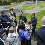 22.09.2022. Kielce. Oddanie do użytku Pumptracka. Na zdjęciu (w środku): Maks Czupryński z grupy Street Club Kielce – jeden z inicjatorów projektu, Michał Braun - radny / Fot. Wiktor Taszłow – Radio Kielce
