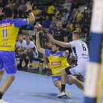 03.09.2022. Kielce. Mecz Łomża Industria Kielce - Piotrkowianin Piotrków Trybunalski. Na zdjęciu (w środku): Dani Dujszebajew / Fot. Wiktor Taszłow - Radio Kielce