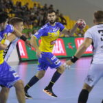 03.09.2022. Kielce. Mecz Łomża Industria Kielce - Piotrkowianin Piotrków Trybunalski. Na zdjęciu (w środku): Nedim Remili / Fot. Wiktor Taszłow - Radio Kielce