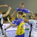 03.09.2022. Kielce. Mecz Łomża Industria Kielce - Piotrkowianin Piotrków Trybunalski. Na zdjęciu (w środku): Damian Domagała / Fot. Wiktor Taszłow - Radio Kielce