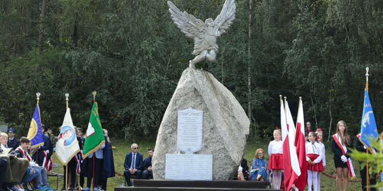 04.09.2022. Polichno. 90. rocznica utworzenia Szkoły Szybowcowej w Polichnie oraz 30. rocznica odsłonięcia Pomnika Lotników / Fot. Wiktor Taszłow - Radio Kielce