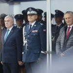 23.09.2022. Kielce. Uroczystość odsłonięcia tablicy upamiętniającej policjantów. Na zdjęciu (od lewej): Andrzej Bętkowski - marszałek województwa świętokrzyskiego, nadinsp. Jarosław Kaleta - Komendant Wojewódzki Policji w Kielcach, Zbigniew Koniusz - wojewoda świętokrzyski / Fot. Wiktor Taszłow - Radio Kielce