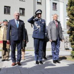 23.09.2022. Kielce. Uroczystość odsłonięcia tablicy upamiętniającej policjantów. Na zdjęciu (od lewej): Andrzej Bętkowski - marszałek województwa świętokrzyskiego, nadinsp. Jarosław Kaleta - Komendant Wojewódzki Policji w Kielcach, Zbigniew Koniusz - wojewoda świętokrzyski / Fot. Wiktor Taszłow - Radio Kielce