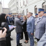 23.09.2022. Kielce. Uroczystość odsłonięcia tablicy upamiętniającej policjantów. Na zdjęciu (w środku od lewej): nadinsp. Jarosław Kaleta - Komendant Wojewódzki Policji w Kielcach, Zbigniew Koniusz - wojewoda świętokrzyski / Fot. Wiktor Taszłow - Radio Kielce