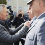 23.09.2022. Kielce. Uroczystość odsłonięcia tablicy upamiętniającej policjantów. Medal wręcza Zbigniew Koniusz - wojewoda świętokrzyski / Fot. Wiktor Taszłow - Radio Kielce