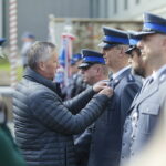 23.09.2022. Kielce. Uroczystość odsłonięcia tablicy upamiętniającej policjantów. Medal wręcza Zbigniew Koniusz - wojewoda świętokrzyski / Fot. Wiktor Taszłow - Radio Kielce