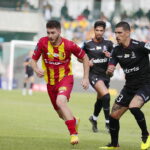 04.09.2022. Kielce. Mecz Korona Kielce - Pogoń Szczecin. Na zdjęciu (z lewej): Jakub Łukowski / fot. Wiktor Taszłow - Radio Kielce