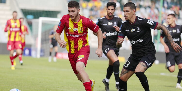 04.09.2022. Kielce. Mecz Korona Kielce - Pogoń Szczecin. Na zdjęciu (z lewej): Jakub Łukowski / fot. Wiktor Taszłow - Radio Kielce