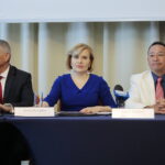 23.09.2022. Kielce. Konferencja przed VII Mistrzostwami Świata Karate w Kategoriach Wagowych. Na zdjęciu (od lewej): Zbigniew Koniusz - wojewoda świętokrzyski, Anna Krupka - wiceminister sportu i turystyki, Kenji Midori - prezes Światowej Federacji Karate / Fot. Wiktor Taszłow - Radio Kielce