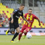 04.09.2022. Kielce. Mecz Korona Kielce - Pogoń Szczecin. Na zdjęciu (z prawej): Bartosz Śpiączka / fot. Wiktor Taszłow - Radio Kielce