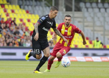 04.09.2022. Kielce. Mecz Korona Kielce - Pogoń Szczecin. Na zdjęciu (z prawej): Bartosz Śpiączka / fot. Wiktor Taszłow - Radio Kielce