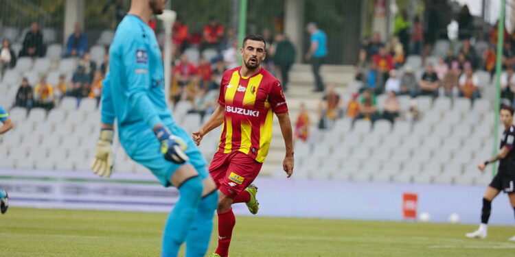 04.09.2022. Kielce. Mecz Korona Kielce - Pogoń Szczecin. Na zdjęciu: Bartosz Śpiączka / fot. Wiktor Taszłow - Radio Kielce