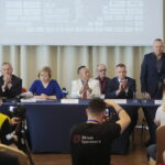 23.09.2022. Kielce. Konferencja przed VII Mistrzostwami Świata Karate w Kategoriach Wagowych. Na zdjęciu (od lewej): Andrzej Bętkowski - marszałek województwa świętokrzyskiego, Zbigniew Koniusz - wojewoda świętokrzyski, Anna Krupka - wiceminister sportu i turystyki, Kenji Midori - prezes Światowej Federacji Karate, Remigiusz Karpiński - prezes Polskiej Federacji Karate Shinkyokushinkai, Tomasz Kęćko - przewodniczący komitetu organizacyjnego mistrzostw, Kembu Iriki- kapitan reprezentacji Japonii / Fot. Wiktor Taszłow - Radio Kielce