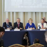 23.09.2022. Kielce. Konferencja przed VII Mistrzostwami Świata Karate w Kategoriach Wagowych. Na zdjęciu (od lewej): Andrzej Bętkowski - marszałek województwa świętokrzyskiego, Zbigniew Koniusz - wojewoda świętokrzyski, Anna Krupka - wiceminister sportu i turystyki, Kenji Midori - prezes Światowej Federacji Karate, Remigiusz Karpiński - prezes Polskiej Federacji Karate Shinkyokushinkai / Fot. Wiktor Taszłow - Radio Kielce