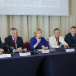 23.09.2022. Kielce. Konferencja przed VII Mistrzostwami Świata Karate w Kategoriach Wagowych. Na zdjęciu (od lewej): Andrzej Bętkowski - marszałek województwa świętokrzyskiego, Zbigniew Koniusz - wojewoda świętokrzyski, Anna Krupka - wiceminister sportu i turystyki, Kenji Midori - prezes Światowej Federacji Karate, Remigiusz Karpiński - prezes Polskiej Federacji Karate Shinkyokushinkai, Tomasz Kęćko - przewodniczący komitetu organizacyjnego mistrzostw / Fot. Wiktor Taszłow - Radio Kielce