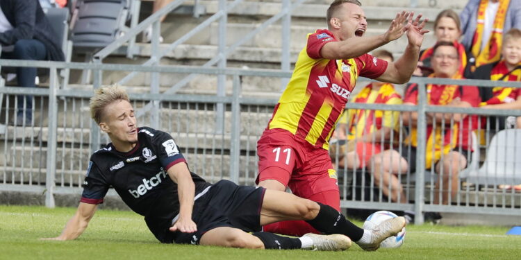 04.09.2022. Kielce. Mecz Korona Kielce - Pogoń Szczecin. Na zdjęciu (z prawej): Łukasz Sierpina / fot. Wiktor Taszłow - Radio Kielce