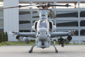 08.09.2022. Kielce. 30. Międzynarodowy Salon Przemysłu Obronnego. Śmigłowiec szturmowy Bell AH-1Z Viper / Fot. Wiktor Taszłow - Radio Kielce